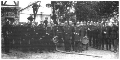 Feuerwehr Olewig im Jahre 1920 vor dem Gerätehaus und altem Steigerturm